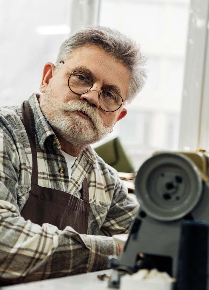 Técnico reparando máquina de coser a domicilio