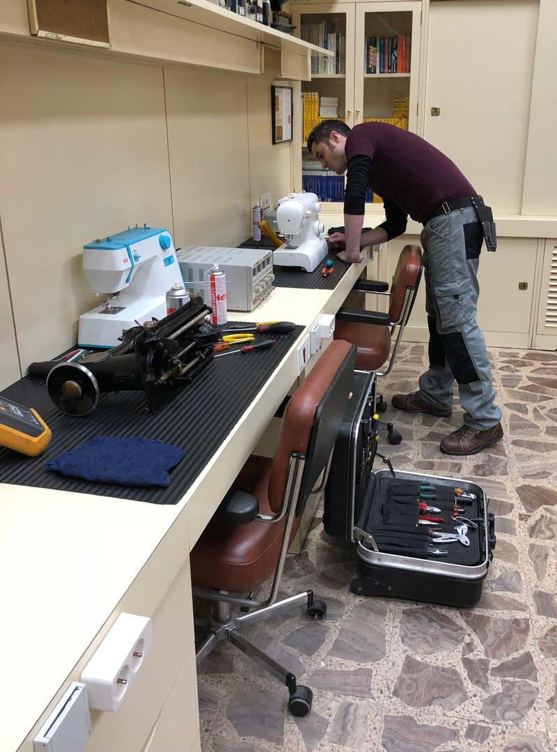 Maquinas de coser industriales modernas profesionales